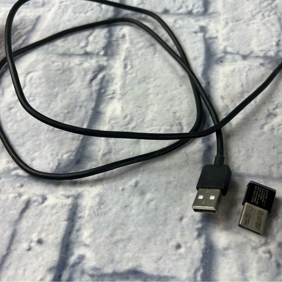 Plantronics by Poly Voyager Focus UC Wireless Headset w/Charge Stand - Picture 7 of 11